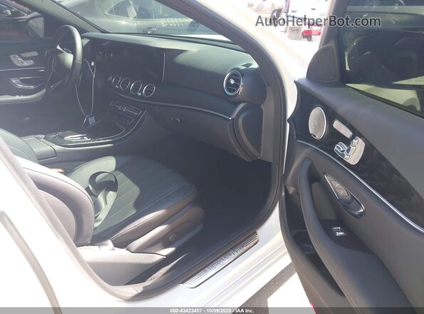 W1KZF8DB0NB041018 2022 MERCEDES-BENZ E-CLASS White Vista interior delantera