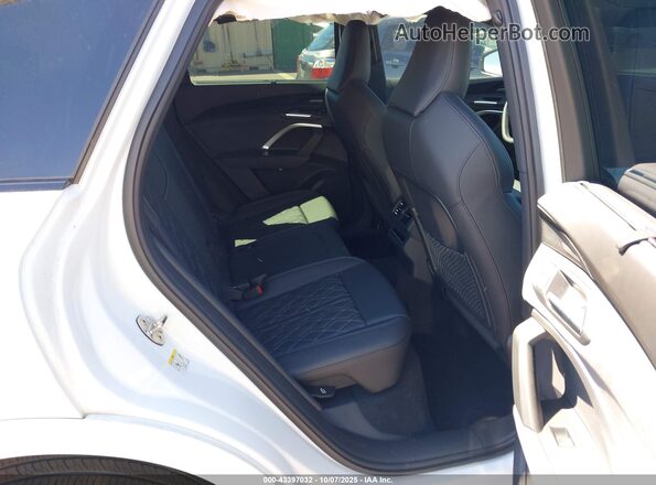WA125AGU6S2022272 2025 AUDI SQ5 White Вид наклейки з VIN-кодом