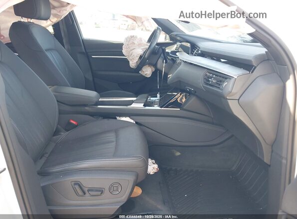 WA12AAGE9PB007941 2023 AUDI E-TRON White Widok wnętrza z przodu