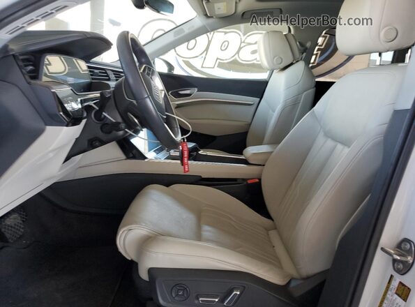 WA13AAGE5MB006415 2021 AUDI E-TRON White Widok wnętrza z przodu