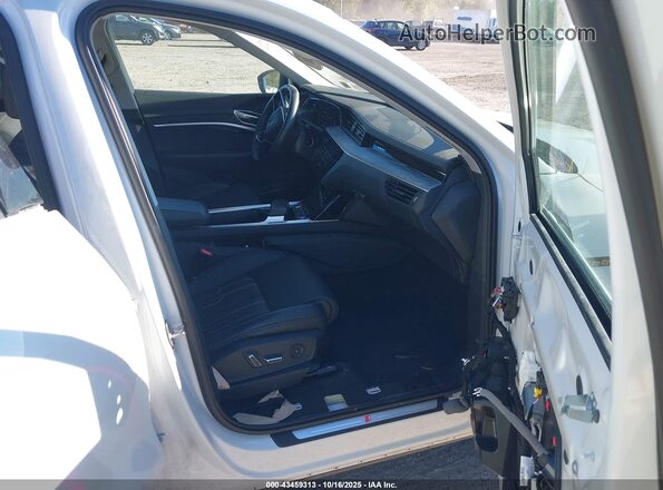WA13AAGE5NB037150 2022 AUDI E-TRON White Front interior view