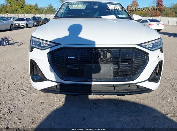 WA13AAGE5NB037150 2022 AUDI E-TRON White Rear interior view
