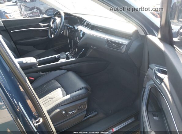 WA13AAGEXMB006460 2021 AUDI E-TRON Pewter Вид салону спереду