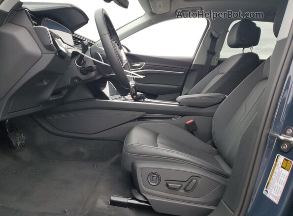 WA14AAGEXRB058084 2024 AUDI Q8 Gray Вид салону спереду
