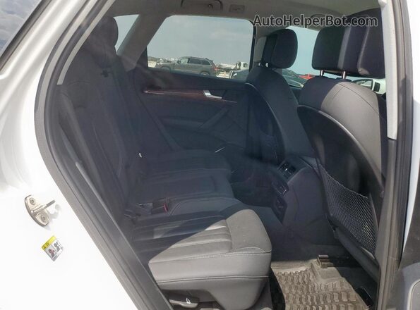 WA1AAAFY6M2004689 2021 AUDI Q5 White Vista interior trasera