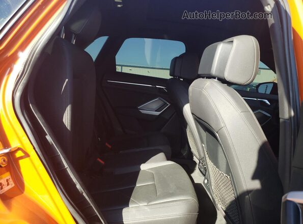 WA1AECF31K1078593 2019 AUDI Q3 Orange Widok wnętrza z tyłu