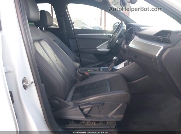 WA1AECF38L1023589 2020 AUDI Q3 White წინა სალონის ხედი