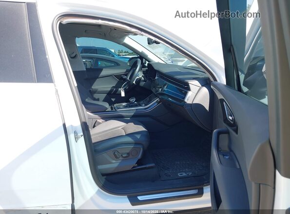 WA1AXBF71ND013026 2022 AUDI Q7 White Front interior view