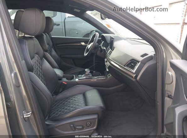 WA1B4AFY6P2022481 2023 AUDI SQ5 Gray Front interior view