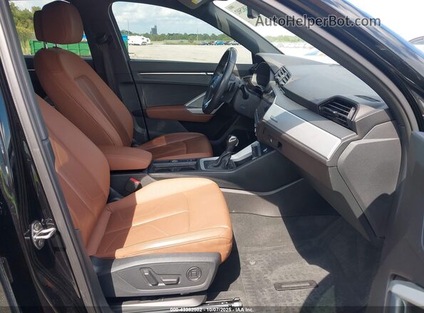 WA1DECF30M1025366 2021 AUDI Q3 Black Вид салону спереду