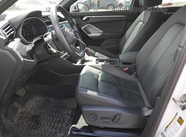 WA1DECF34M1040128 2021 AUDI Q3 White Вид салону спереду
