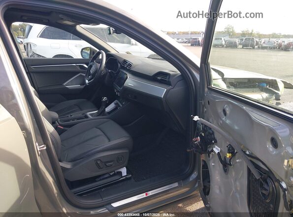 WA1DECF36M1055519 2021 AUDI Q3 Gray Вид салону спереду