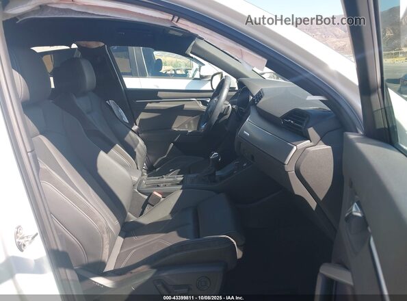 WA1DECF36M1069033 2021 AUDI Q3 White Вид салону спереду