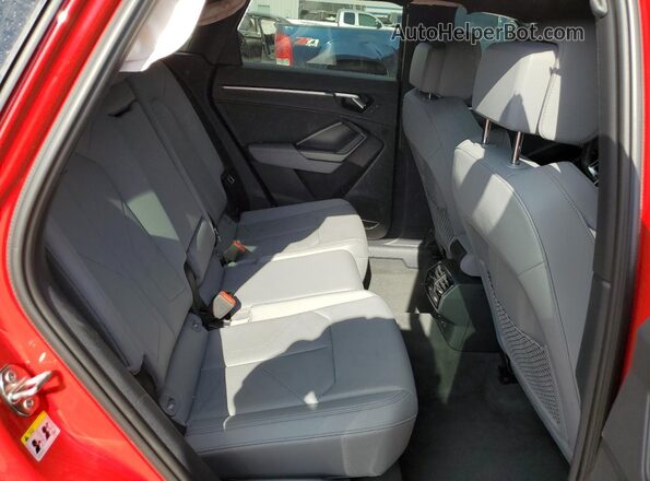 WA1EECF32M1115543 2021 AUDI Q3 Red Вид задньої частини салону