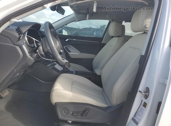 WA1EECF35R1153405 2024 AUDI Q3 White Front interior view