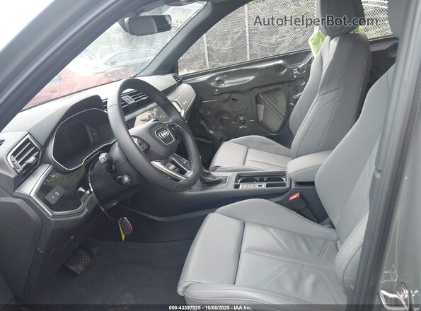 WA1EECF37R1179262 2024 AUDI Q3 Gray Widok wnętrza z przodu