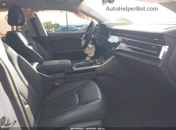 WA1EVBF13PD017522 2023 AUDI Q8 White Widok wnętrza z przodu