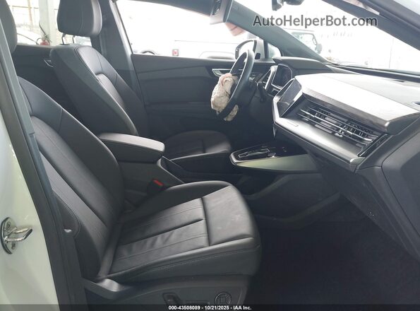 WA1KUBFZ0RP060552 2024 AUDI Q4 Белый Вид салона спереди