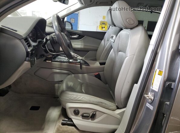 WA1LAAF76HD008705 2017 AUDI Q7 Gray Vista interior delantera