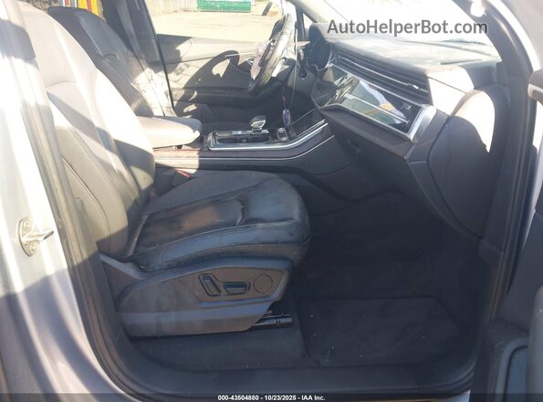 WA1LJAF79MD024777 2021 AUDI Q7 Silver Front interior view