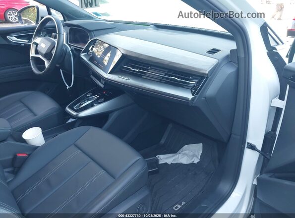 WA1M2BFZXPP062062 2023 AUDI Q4 White Widok wnętrza z przodu