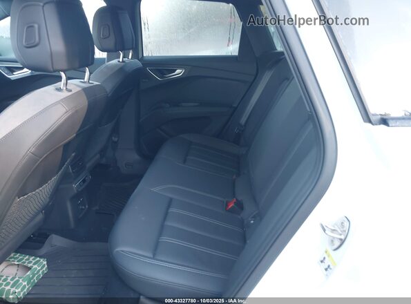 WA1M2BFZXPP062062 2023 AUDI Q4 White Widok tylnych siedzeń