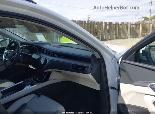 WA1VAAGE8MB038896 2021 AUDI E-TRON White Vista interior delantera