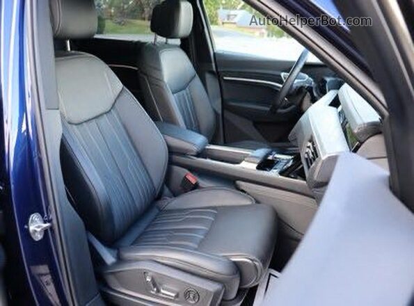 WA1VABGE0NB038110 2022 AUDI E-TRON Blue Front interior view