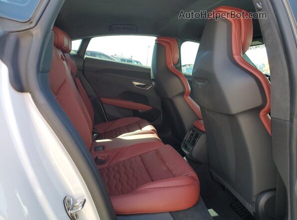 WAUBHBFW0R7900598 2024 AUDI RS White Vista de los asientos traseros