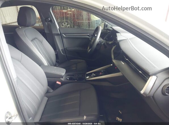 WAUBUDGY9NA024294 2022 AUDI OTHER Белый Вид салона спереди