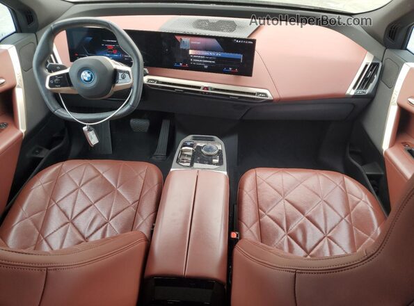WB523CF06PCM79067 2023 BMW IX Gray Vista del salpicadero