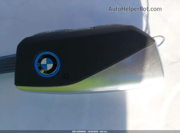 WB523CF08PCL72649 2023 BMW IX Красный Вид панели приборов