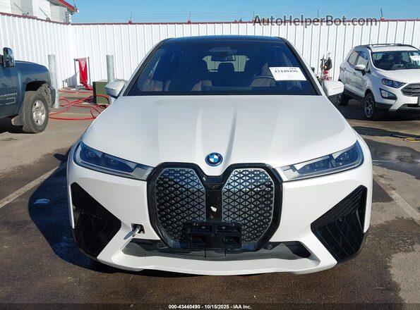 WB523CF0XRCP23564 2024 BMW IX White Вид задньої частини салону