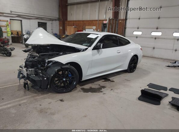 WBA13AR07NCH84803 2022 BMW M4 White Առջևի ձախ երեք քառորդ տեսարան