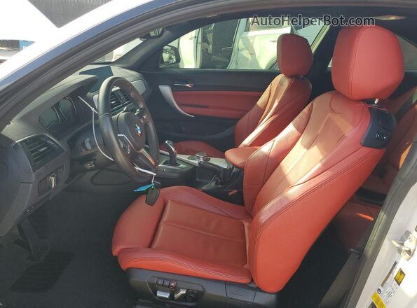 WBA2J5C53JVC07044 2018 BMW M2 White Vista interior delantera