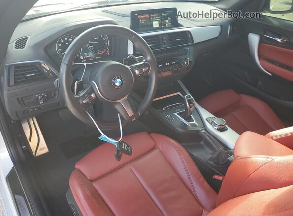 WBA2J5C53JVC07044 2018 BMW M2 White Vista del salpicadero