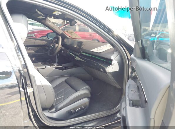WBA43FJ02SCU00831 2025 BMW 5 SERIES Black Vista interior delantera