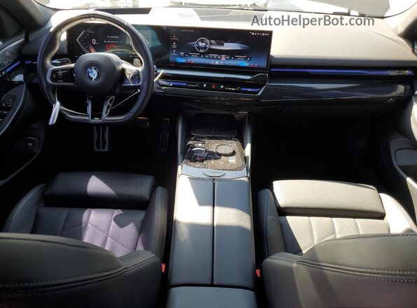 WBA43FJ03RCP96312 2024 BMW 5 SERIES Черный Вид панели приборов