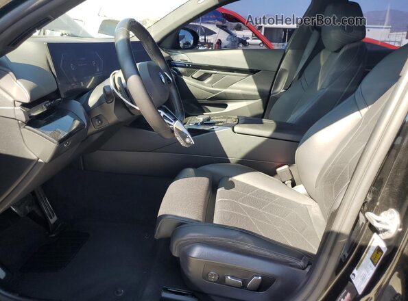 WBA43FJ03RCP96312 2024 BMW 5 SERIES Черный Вид салона спереди