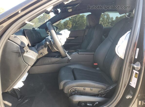 WBA43FJ08RCP97052 2024 BMW 5 SERIES Черный Вид салона спереди