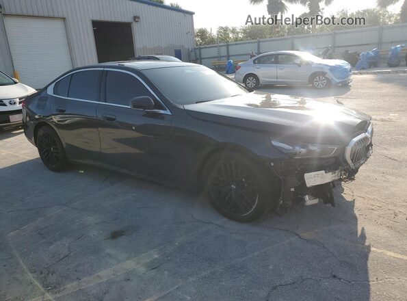 WBA43FJ08RCP97052 2024 BMW 5 SERIES Черный Передняя правая четверть