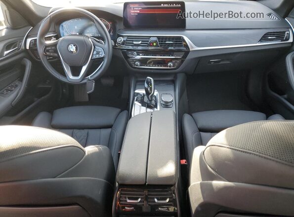 WBA53BH04PCN04134 2023 BMW 5 SERIES Серебряный Вид панели приборов