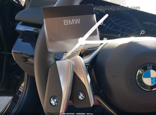 WBA53FJ02RCS60181 2024 BMW 5 SERIES Black Vista del salpicadero