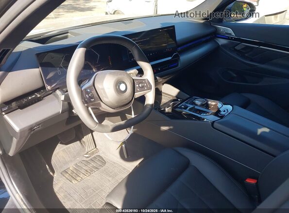 WBA53FJ07SCU42951 2025 BMW 5 SERIES Black Вид салону спереду