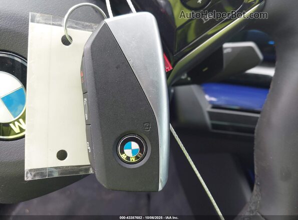 WBA63FJ01RCR55546 2024 BMW 5 SERIES Black Vista del salpicadero