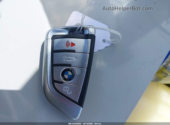 WBAAE2C00PCM47768 2023 BMW 8 SERIES Gray Vista del salpicadero