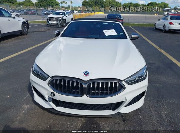 WBAFY4C07NCH97021 2022 BMW M8 White Widok wnętrza z tyłu