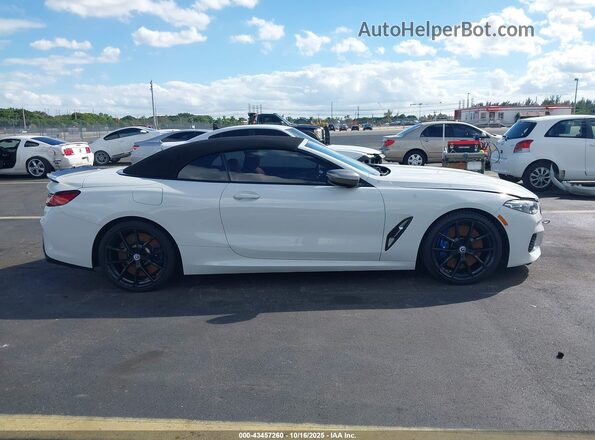 WBAFY4C07NCH97021 2022 BMW M8 White Widok wnętrza 360 stopni