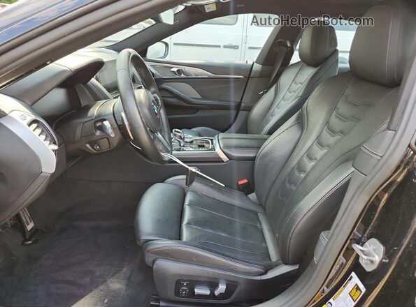 WBAGV4C04NCJ21085 2022 BMW 8 SERIES Black Widok wnętrza z przodu
