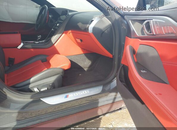 WBAGV8C00NCJ67746 2022 BMW M8 Maroon Widok wnętrza z przodu